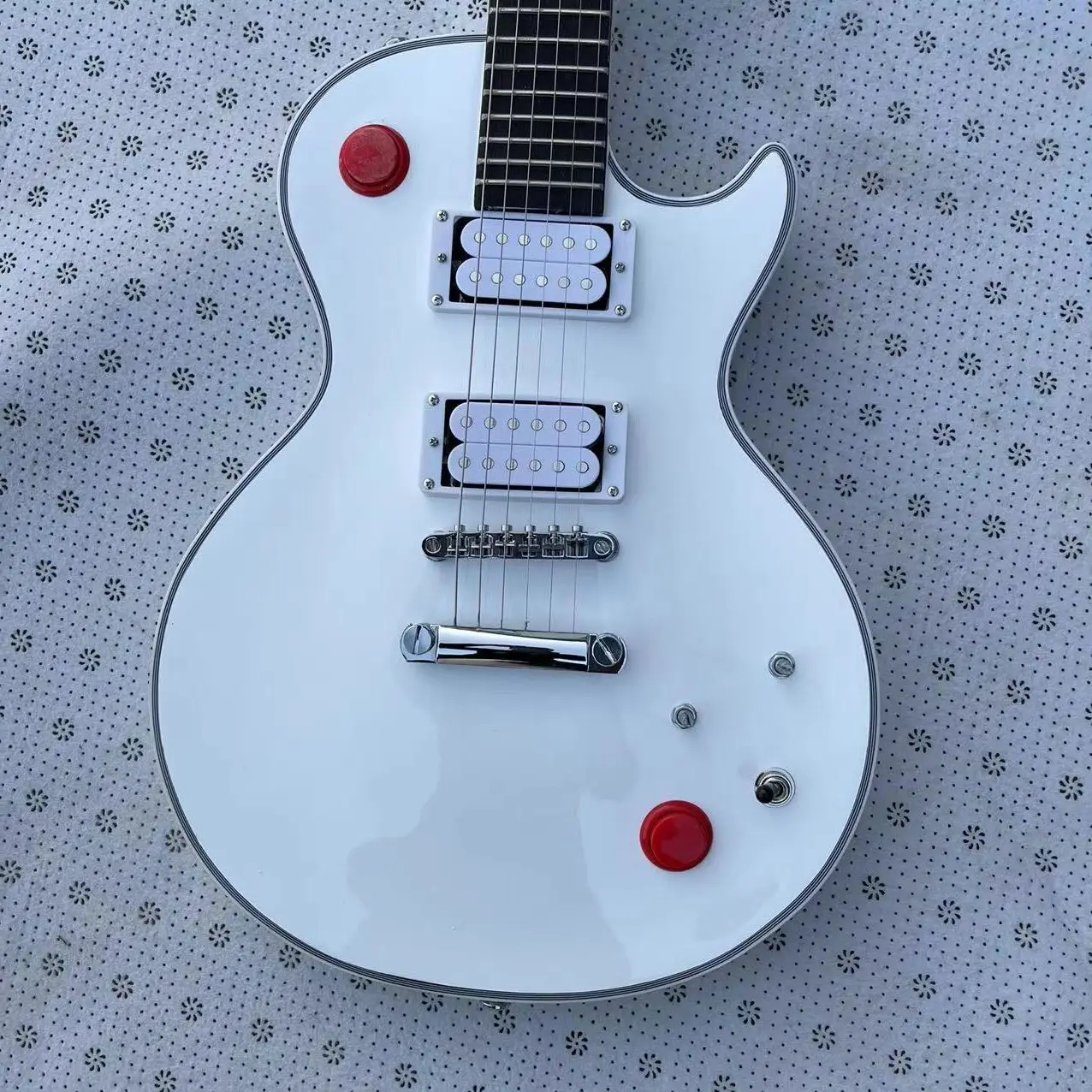 

LP all-in-one electric guitar, white mahogany body, double open pickup, LP string bridge, rosewood fingerboard, mahogany track,