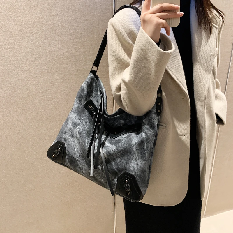 

Large Capacity Denim Women's Bag Splicing Tote Bag Designer Rivet Decoration Handbag High Quality Shoulder Bag Messenger Bag