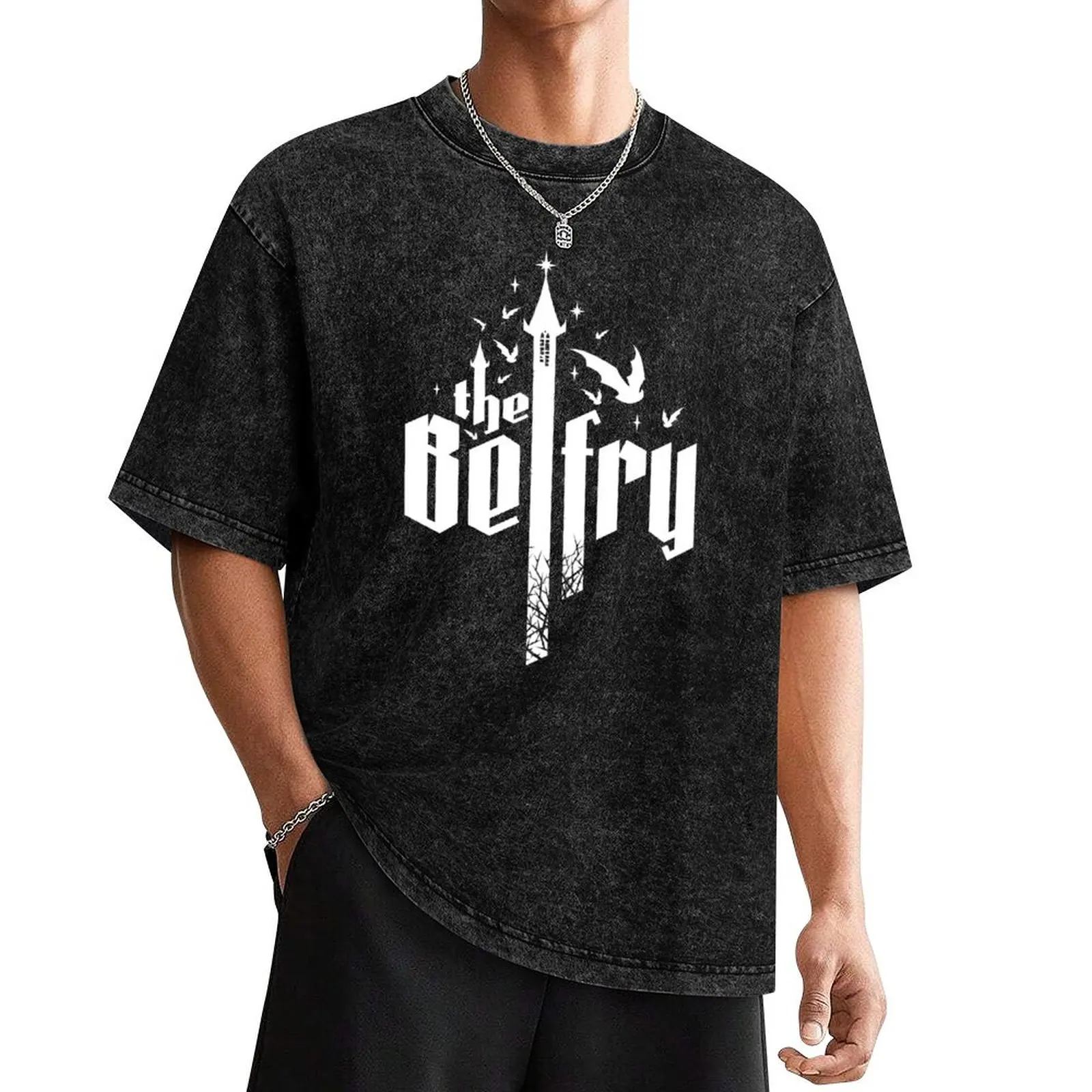 Официальная белая на прозрачном логотипе футболки с рисунком белого цвета аниме