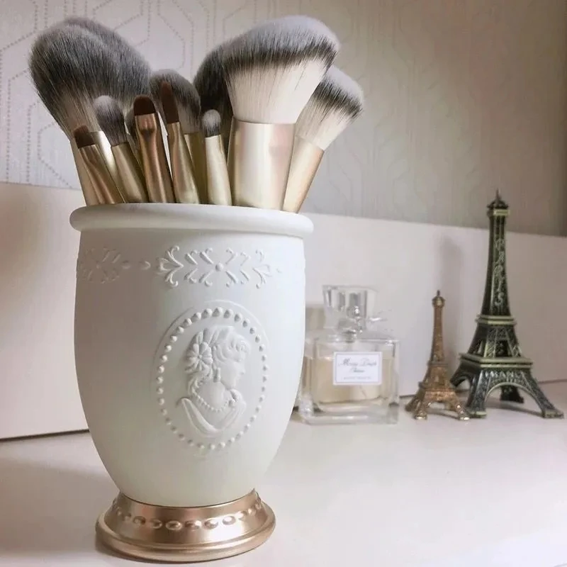 

Milky White Makeup Brush Storage Noble Relief Portrait Makeup Brush Cylinder