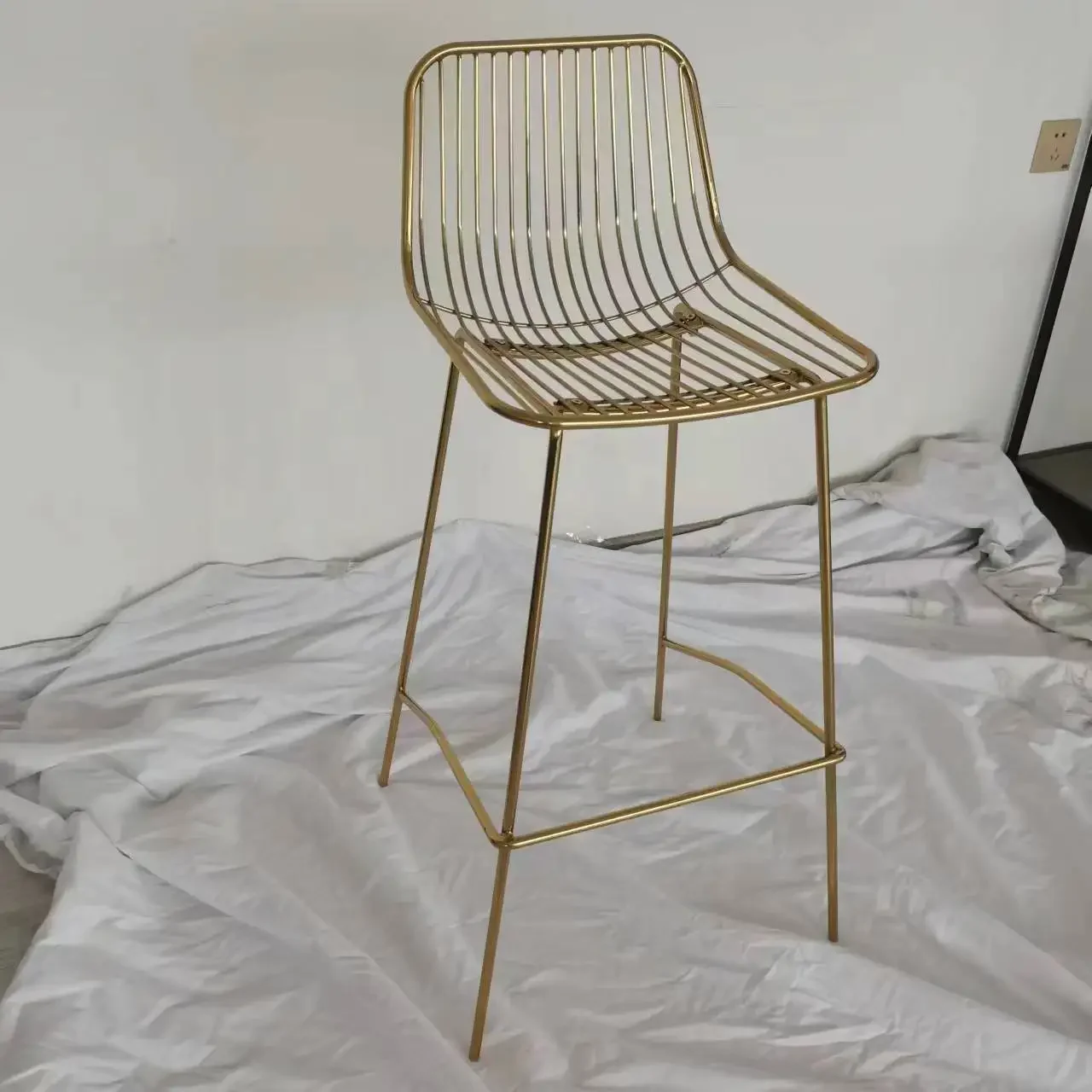 Хорошая цена оптовая продажа современный металлический барный стул золотого