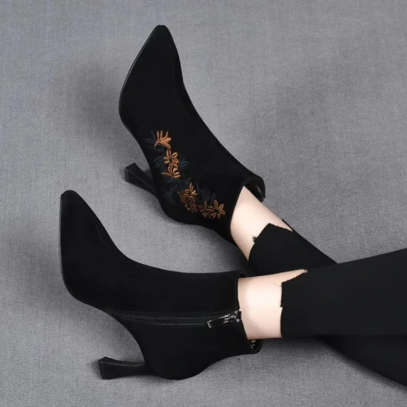 Женские ботильоны на высоком каблуке с вышивкой черные матовые модные короткие