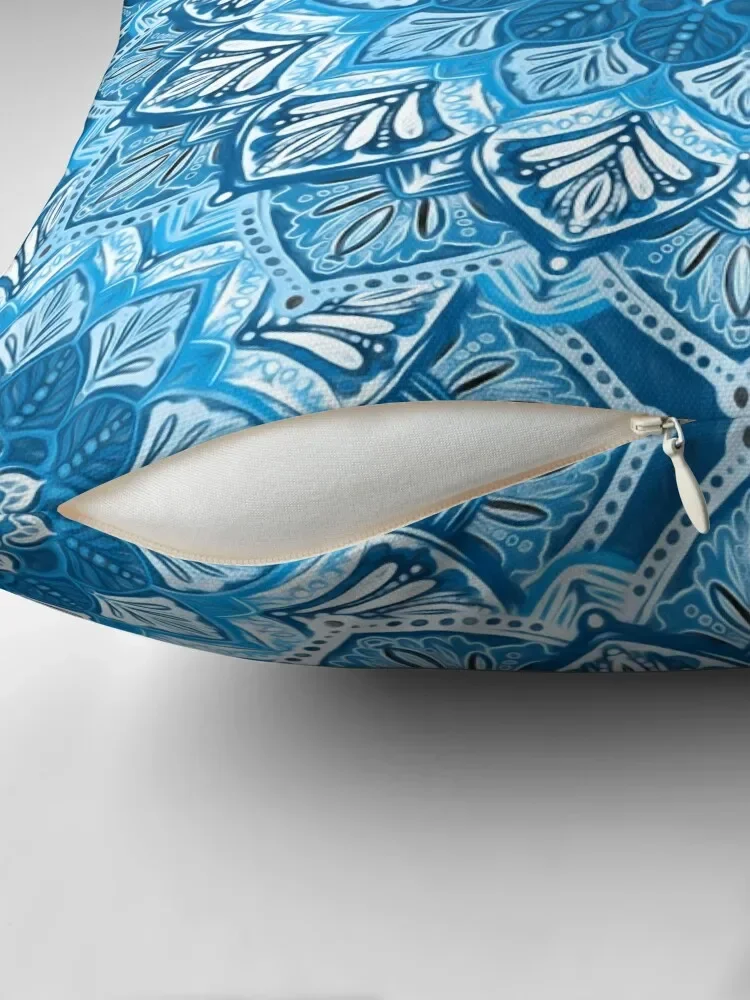 Сине-белая декоративная подушка в стиле Мандала