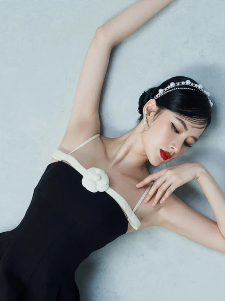 Платье в стиле Хепберн с тонким плечевым ремнем Черное женское платье разрезом