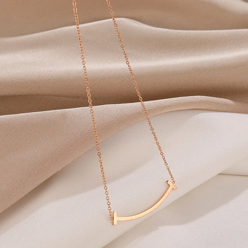 

Niche design titanium steel rose Gold smiley face necklace women's fashion simple smile collarbone chain