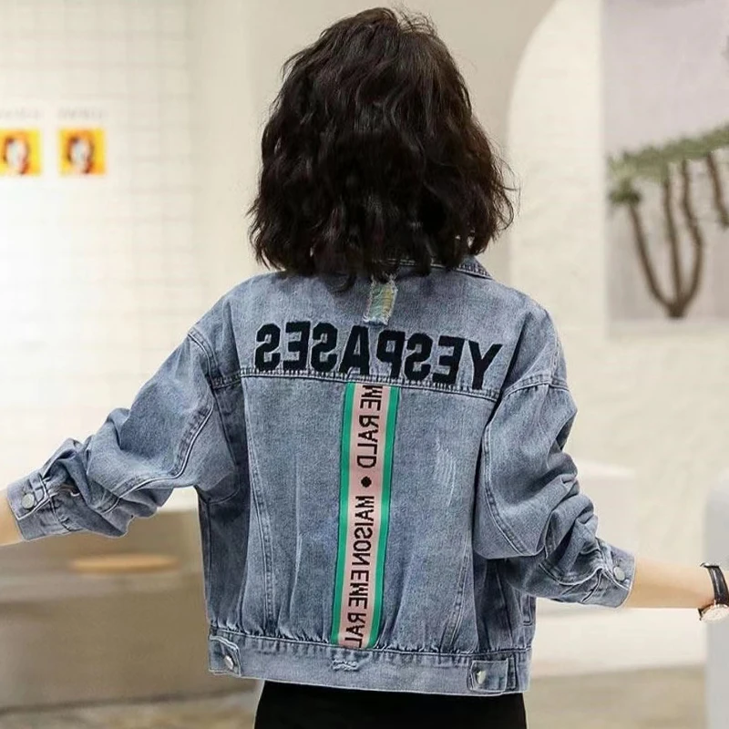 Модное джинсовое пальто женское короткое 2024 новинка весны и осени рваное с