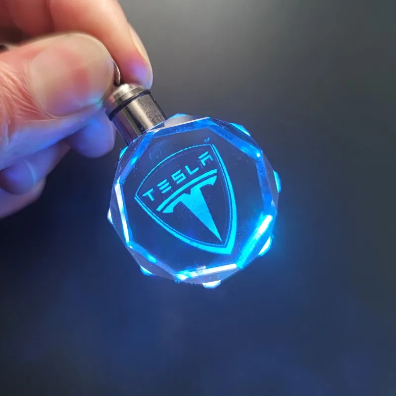 Автомобильный логотип светодиодный Кристалл дневной свет брелок для ключей Tesla