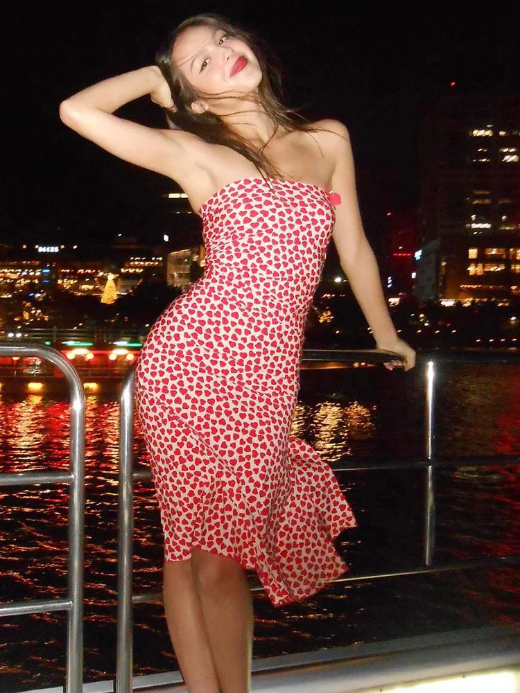 Женское платье-миди с открытыми плечами бантом и открытой спиной