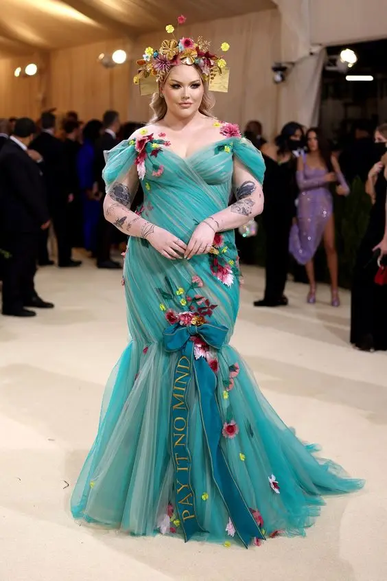 

Jade Blue Off Shoulder Mermaid Red Carpet Celebrity Dresses Nikkie 3D Foral Applique Sheer Neck Plus Size Prom Gala Gowns