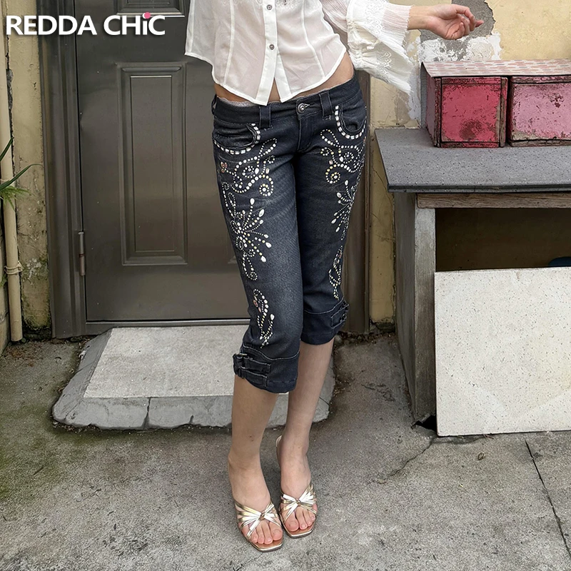 Фото Джинсы-капри ReddaChic с кристаллами для женщин, в стиле Y2K, блестящие, с эффектом потертости, с низкой посадкой, облегающие, сексуальные, винтажные, для уличной моды №1