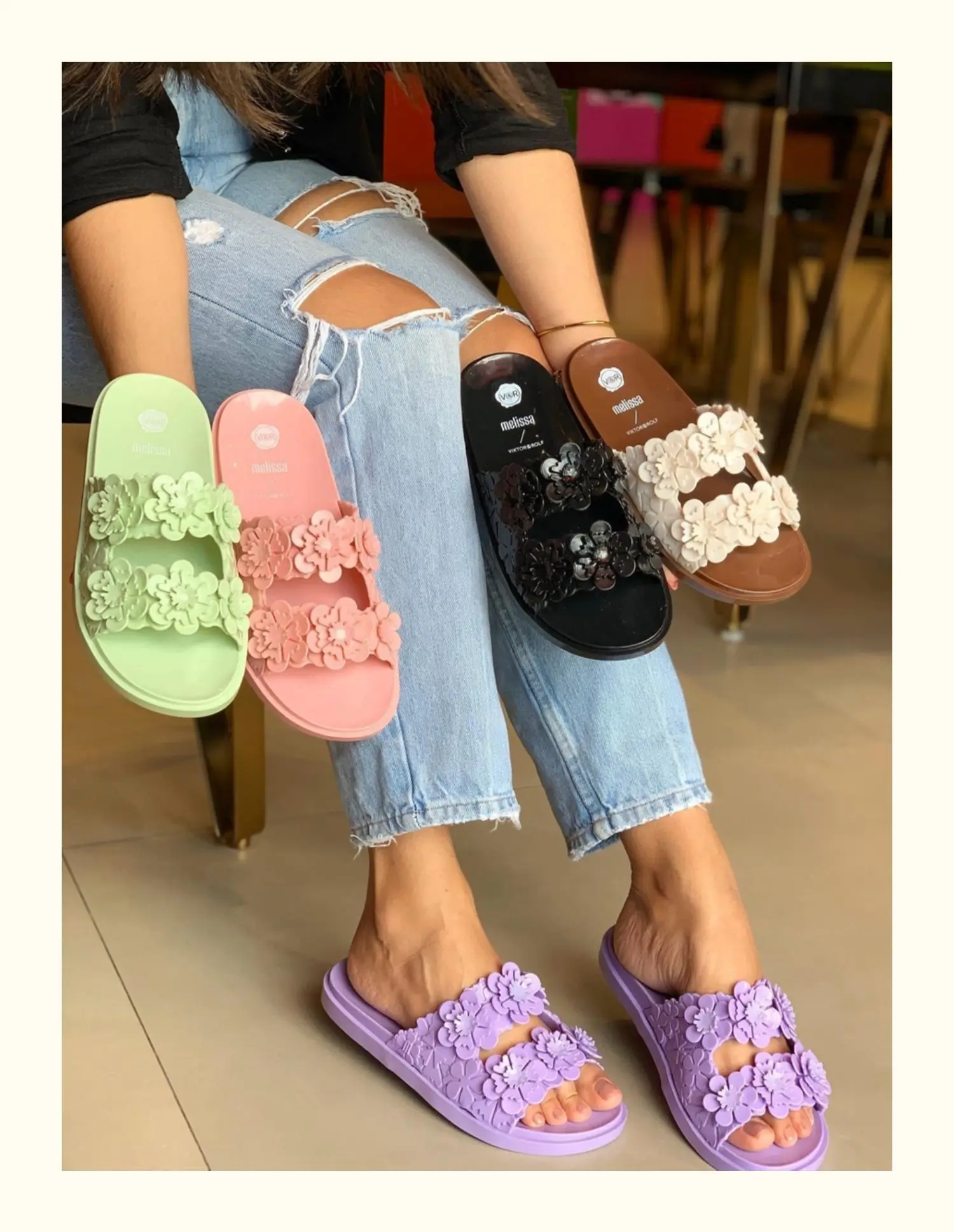 Женские шлепанцы на плоской подошве Melissa черные пляжные с пряжкой и цветами