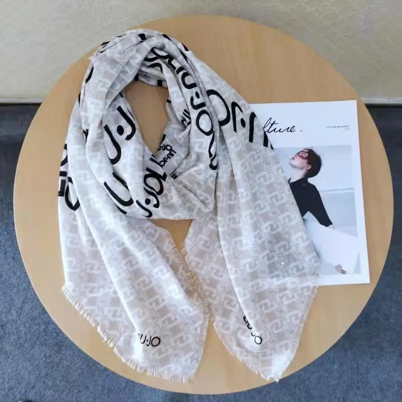 

wholesale Original 2022, the hot fashion brand women's wear high-quality scarf Spring collection generous scarf White scarf