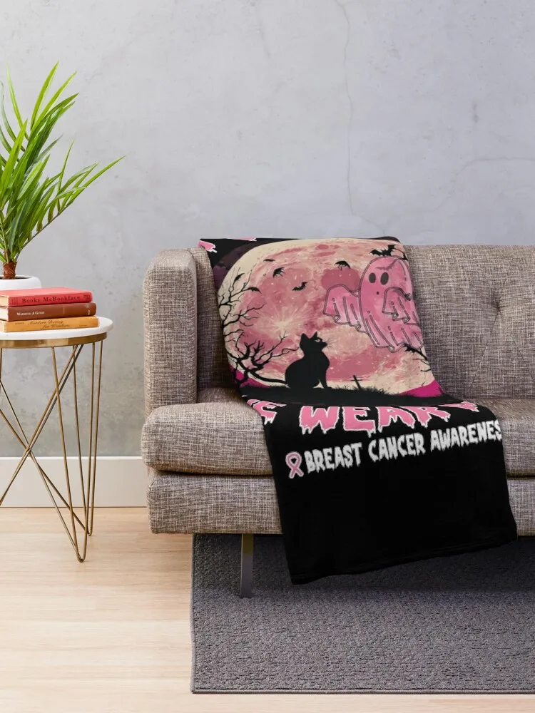 В октябре носит розовое одеяло с информацией о раке молочной железы на Хэллоуин
