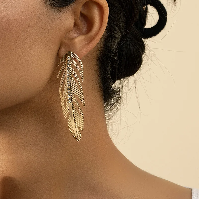 

Hanreshe New Gold Color Feather Earring Luxury Trendy Inlay Rhinestones Drop Earrings Woman Daily Jewelry Party Gift