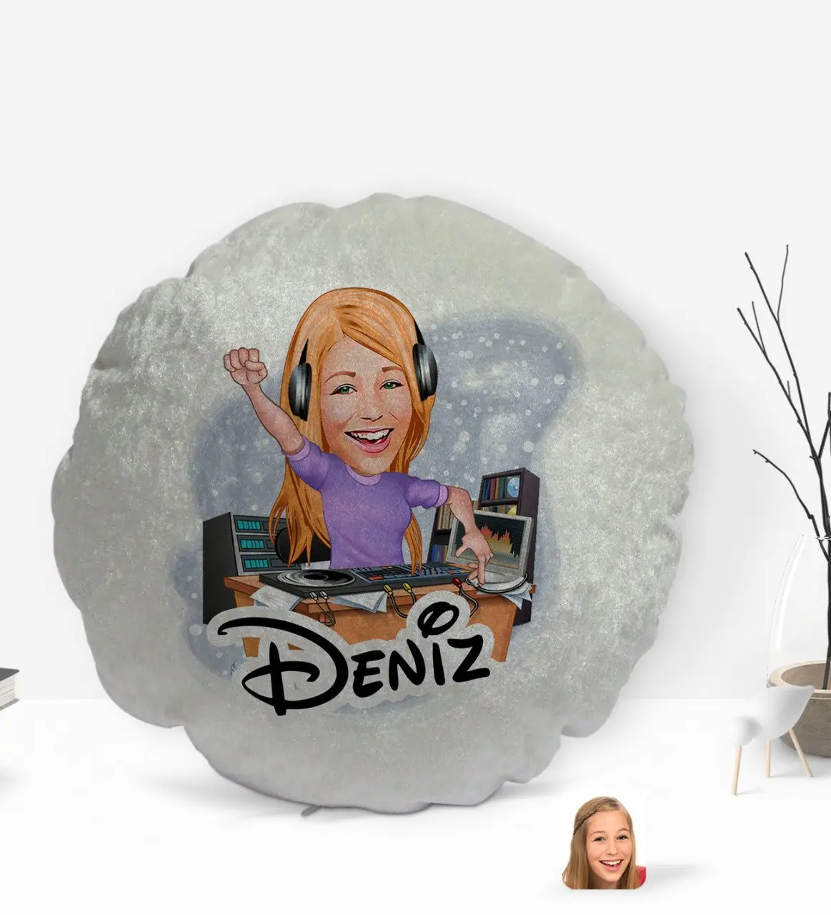 

Персонализированная Женская радиовещатель, карикатура о круглой декоративной подушке, украшение yastekk-1