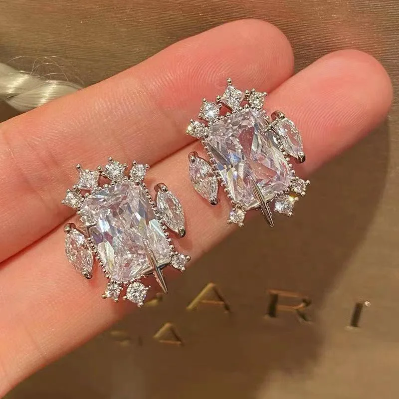 

Серьги-гвоздики квадратные из серебра 925 пробы с фианитом