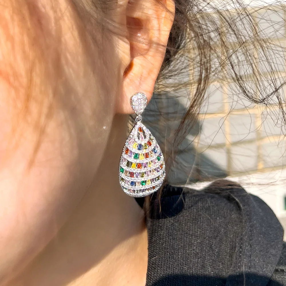 Женские длинные серьги-подвески серебряного цвета с радужным фианитом