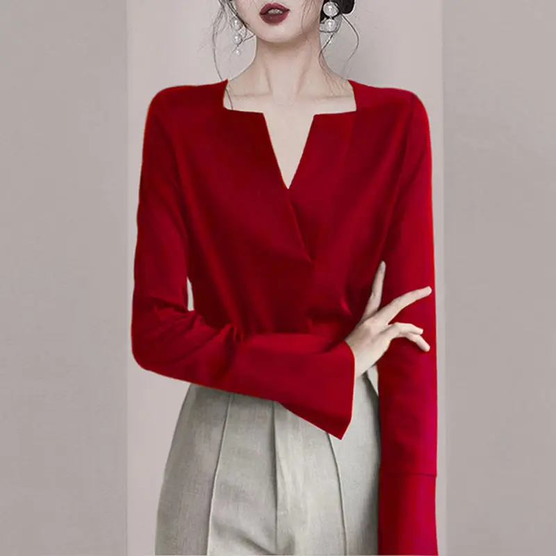 

Chic and niche high-end red shirt women's 2022 spring and autumn new western age-reducing long-sleeved V-neck collarbone top