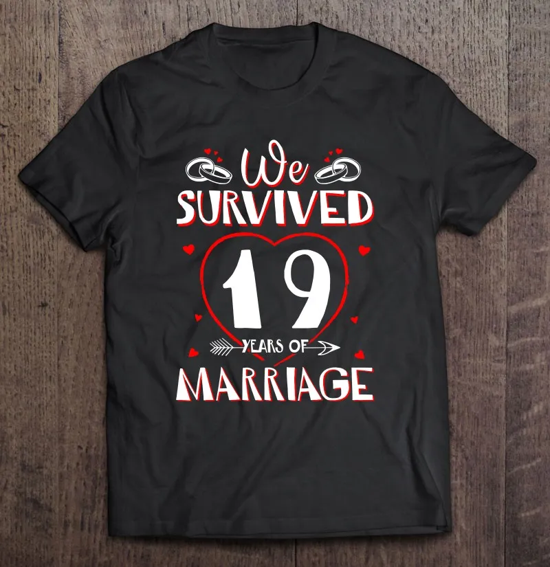 

Мужская футболка с надписью «We выдержали 19 лет брака»