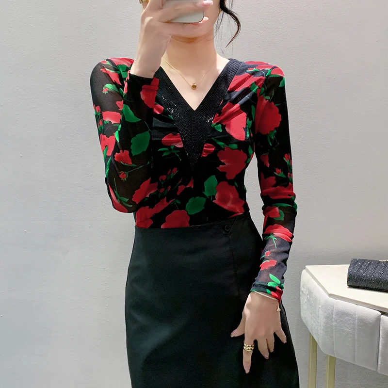 Женская футболка составного кроя черная пикантная с V-образным вырезом и