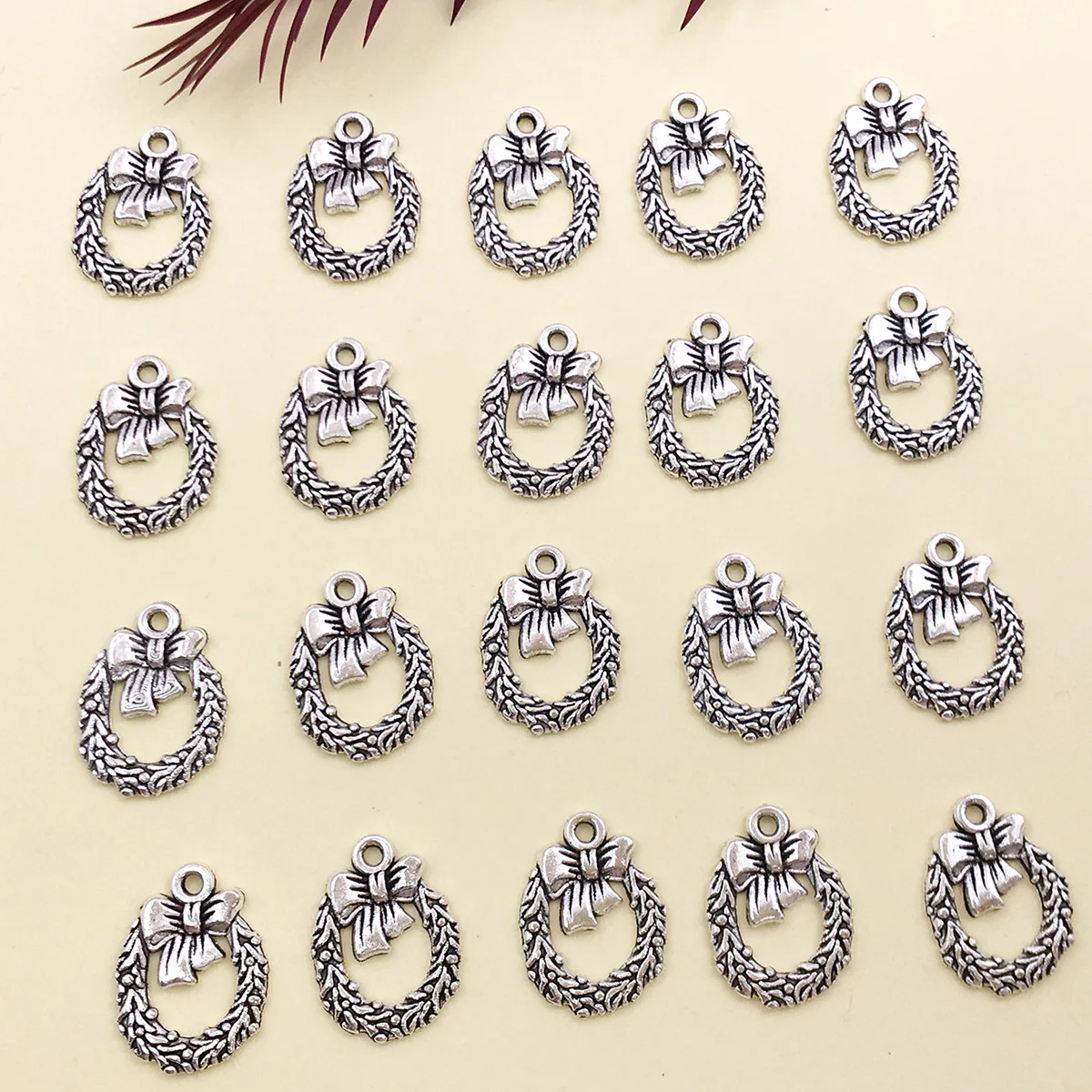 

20pcs Antique Silver Wreath Charm Christmas Pendant For DIY Making Necklace Bracelets Jewelry Making Accessories Supplies
