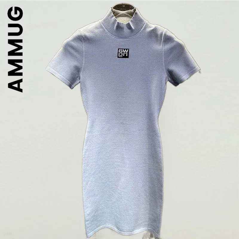 

Женское трикотажное платье-миди с коротким рукавом и вышивкой