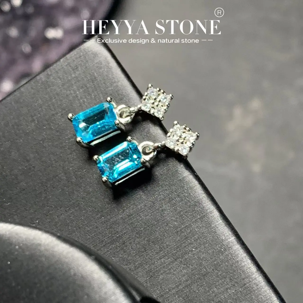 Серьги-гвоздики HEYYA STONE из белого золота с голубым топазом