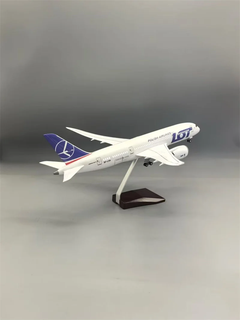 Фото Масштабная модель самолета LOT 787-8 Polish Airlines 1:130, 43 см, с подсветкой колес, из литой смолы, для коллекции, демонстрации, подарков и фанатов №5