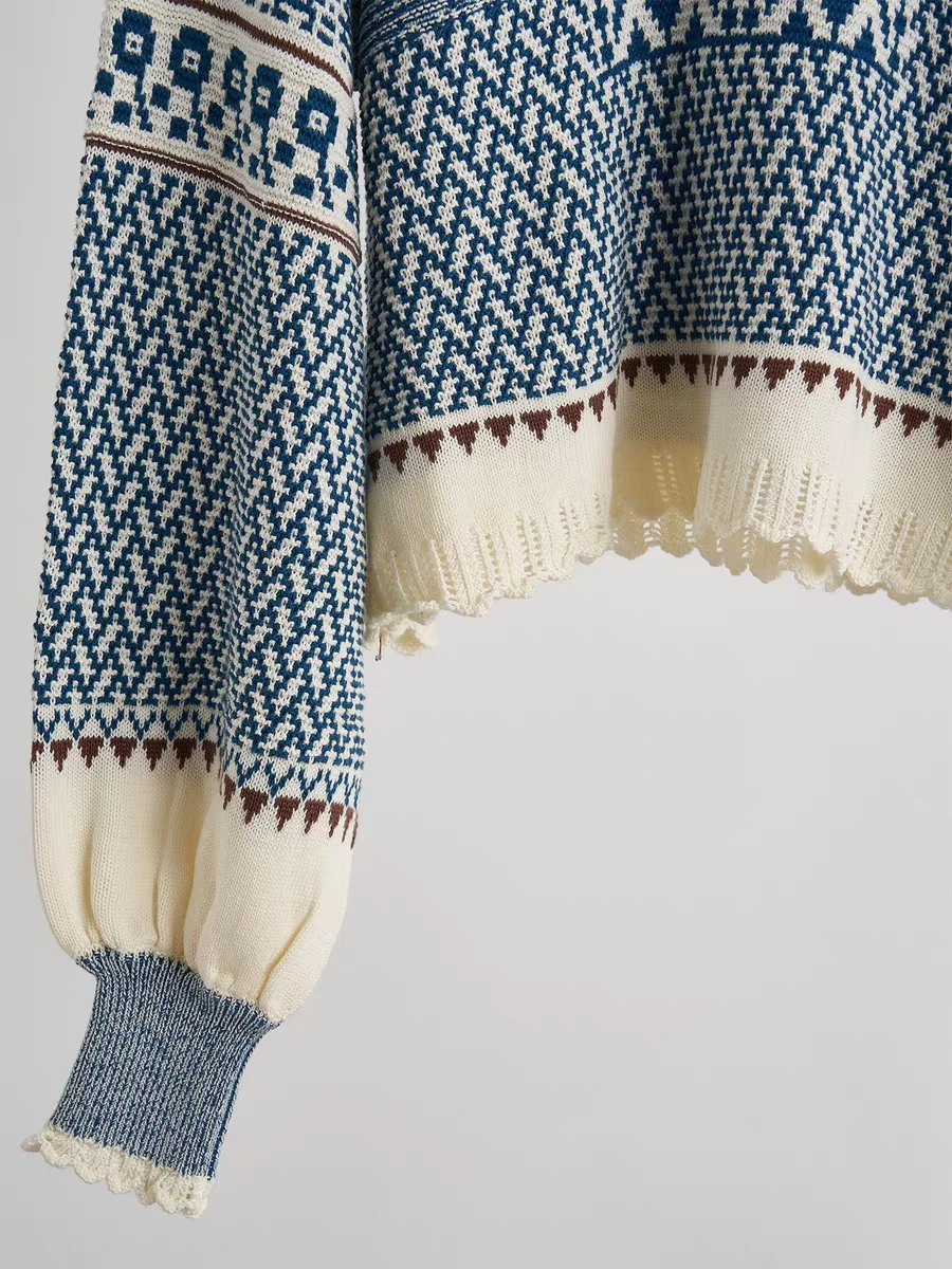 Осенне-зимний короткий свитер с небольшим ароматом и контрастным вырезом