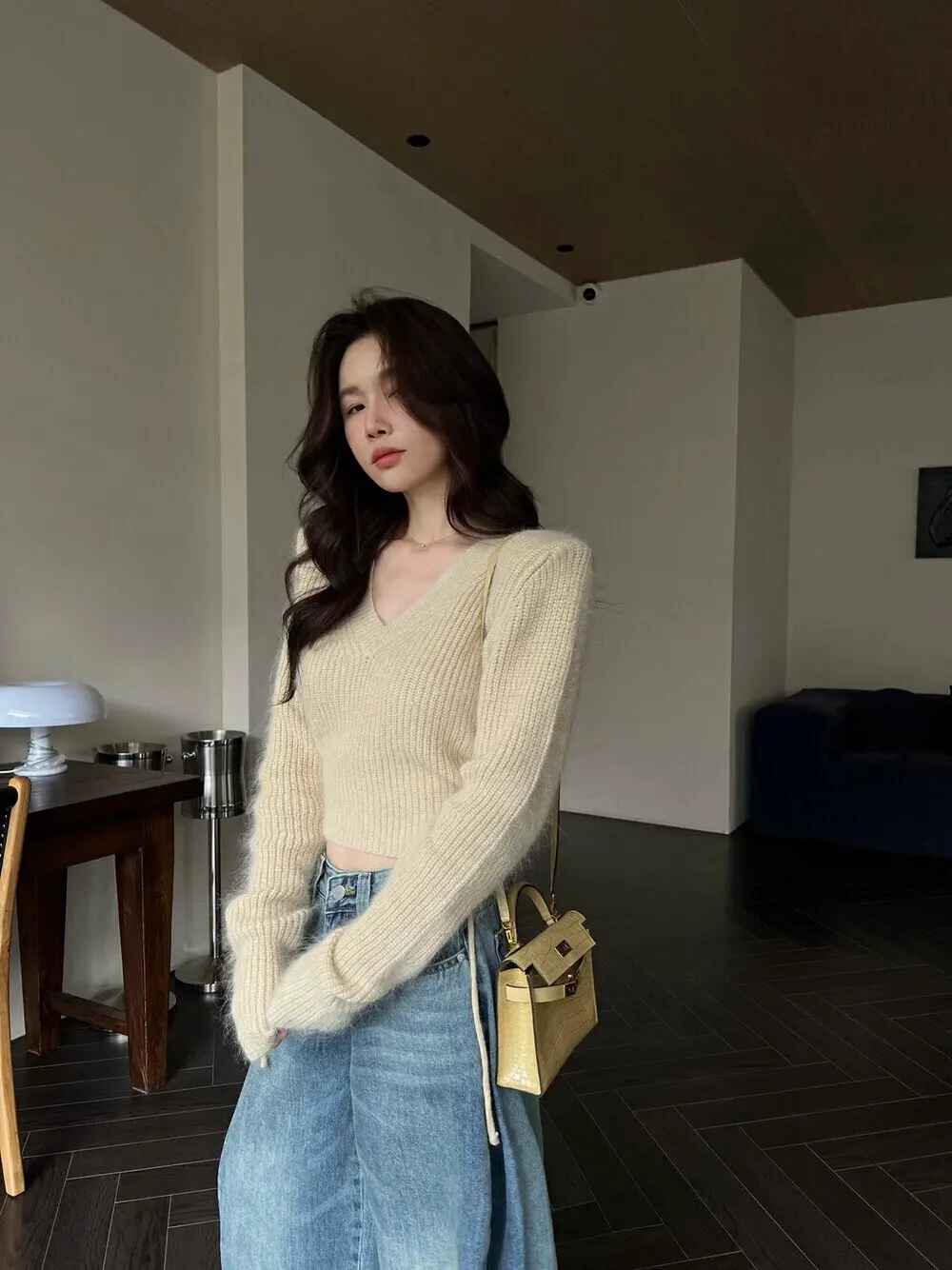 Бархатный пуловер Maillard цвета хаки с v-образным вырезом и енотом женский