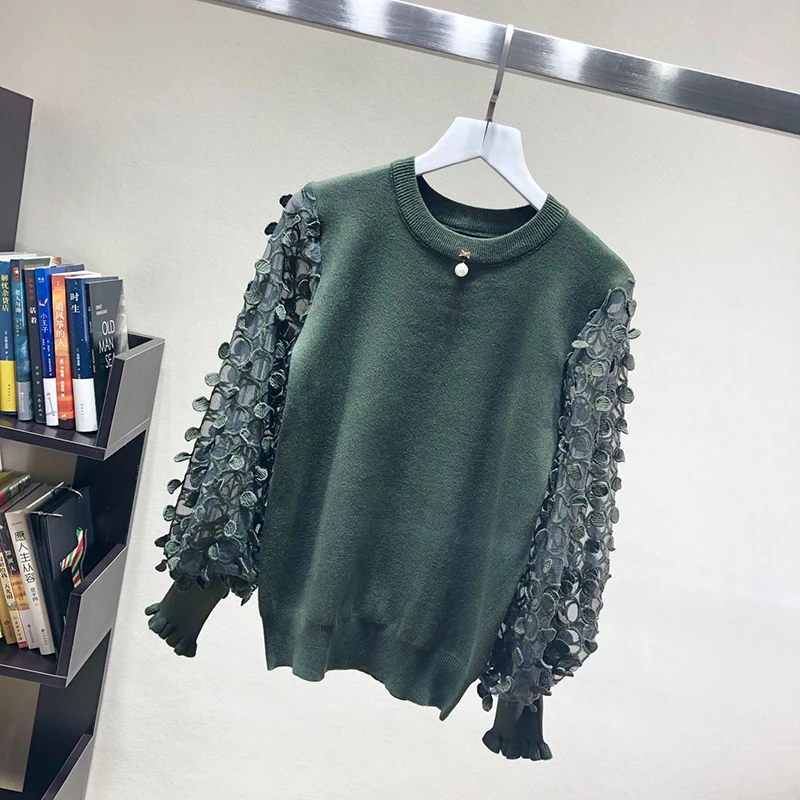 Женский трикотажный свитер с длинным кружевным рукавом и круглым вырезом |