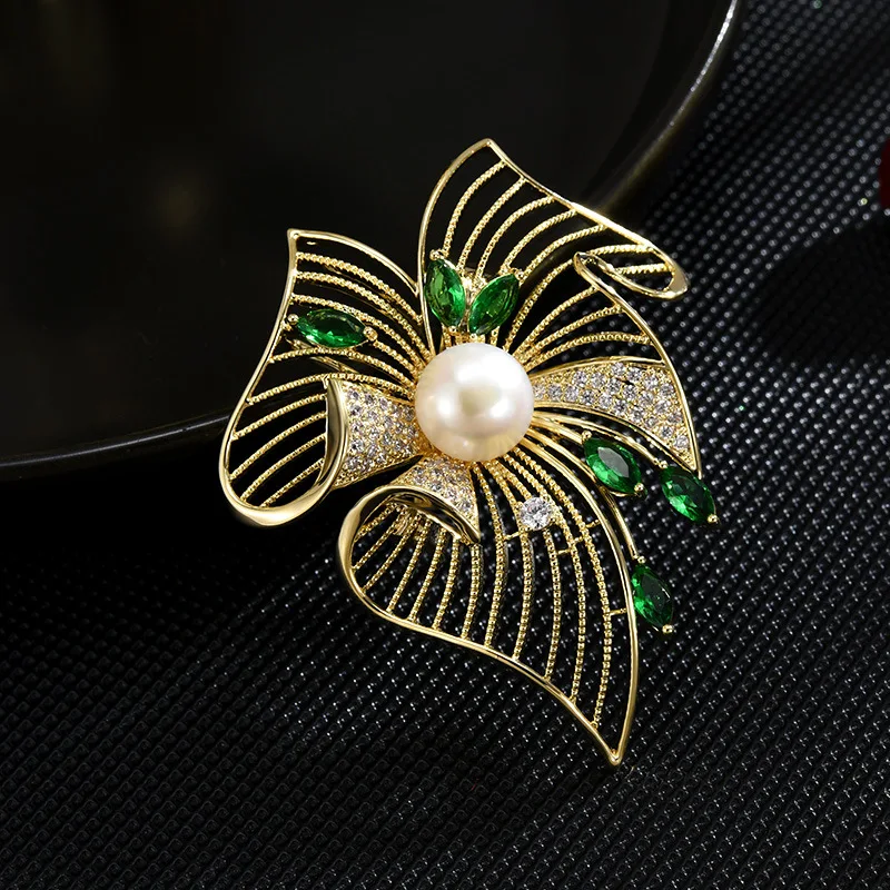 

Women Elegnat Hollow Leave Exquisite Crystal Pins Brooches Creaive Casual Trendy Metal Badges Party Banquet Jewelry Pines Gift