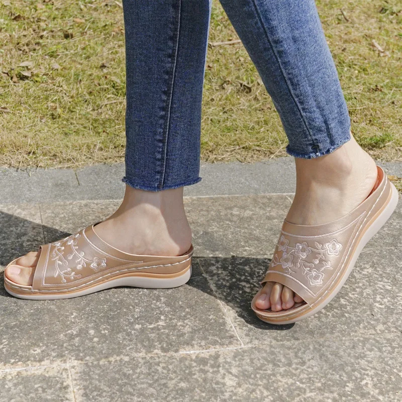 

Large Size Thick Fashion Flat Slippers 2022 Summer Embroidered Solid Color Platform Sandals Casual Shoes Outdoor Beach Slides