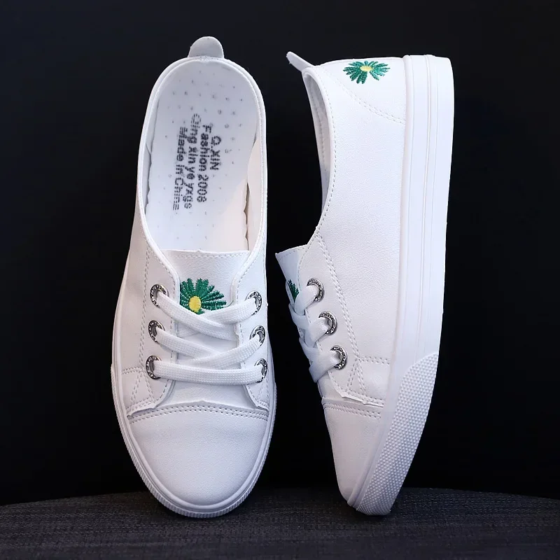 Женские кроссовки с закрытым носком белые на плоской подошве универсальные