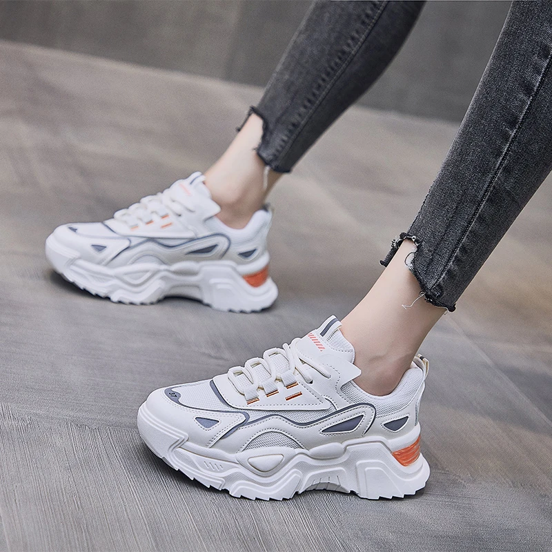 Женские кроссовки на толстой подошве с круглым носком