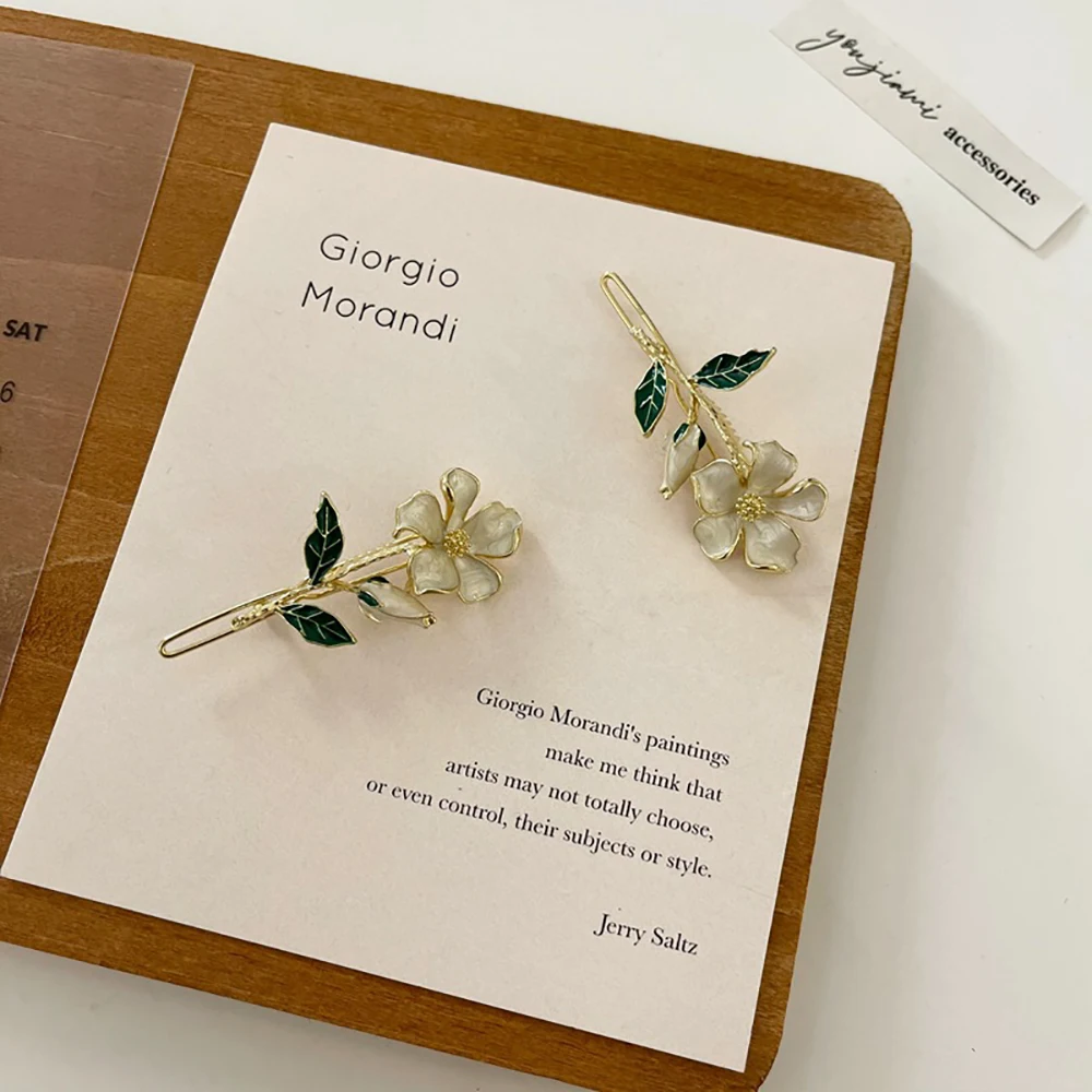 Металлическая заколка с цветком