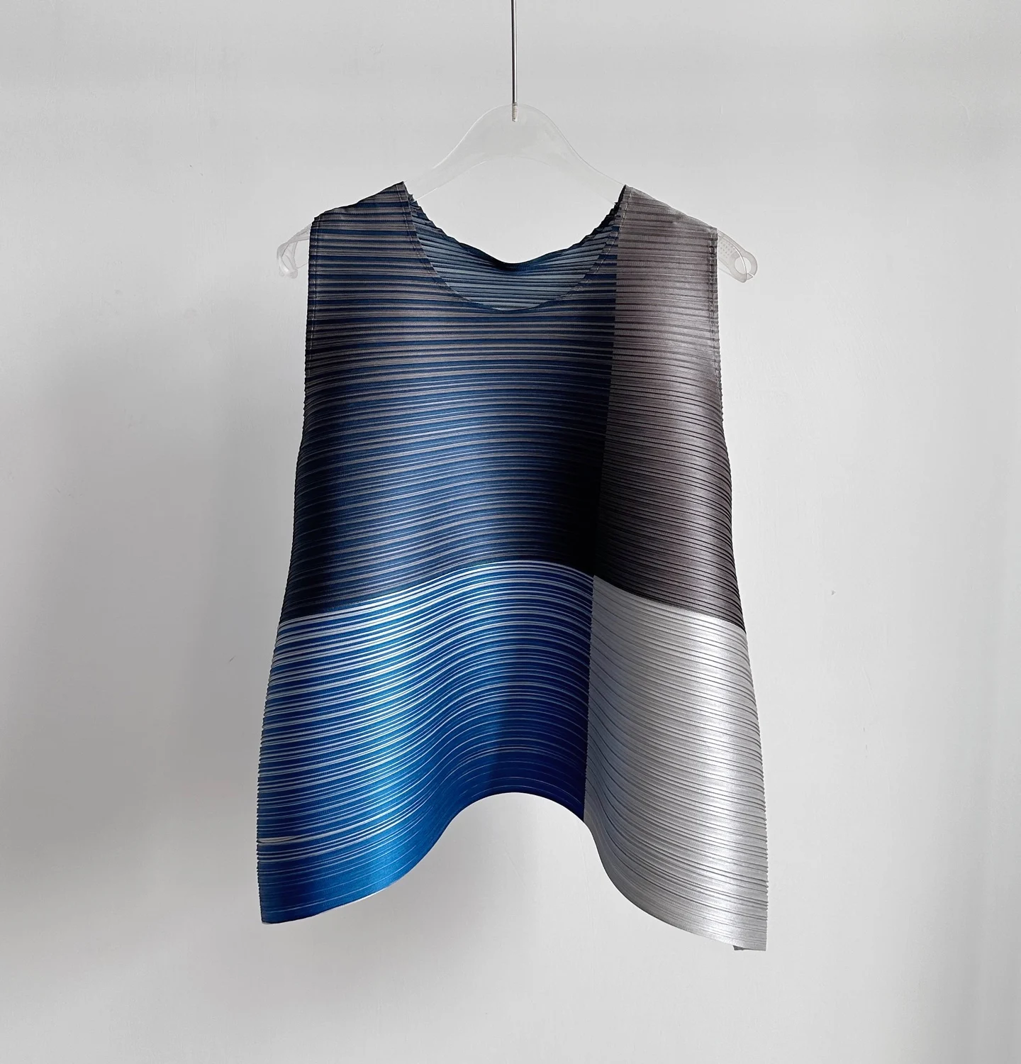 Фото Плиссированный жилет без рукавов Miyake, лето 2021, новый контрастный цвет, горизонтальный темпераментный повседневный топ №1