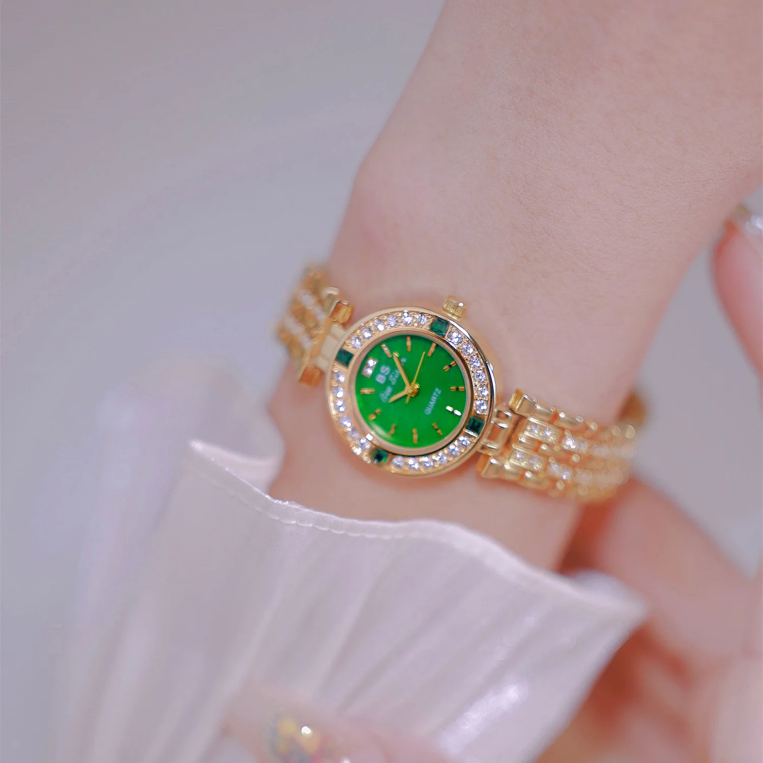 Женские кварцевые часы со стразами и циферблатом в японском стиле