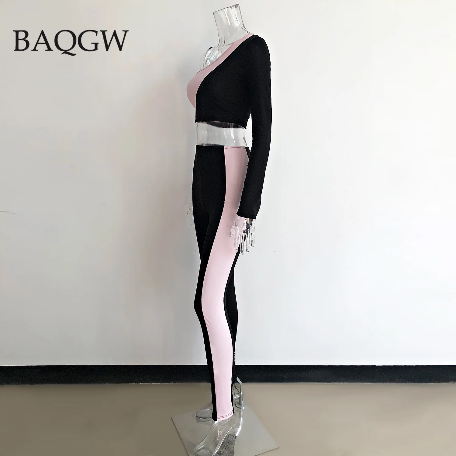 Женский спортивный костюм комплект из двух предметов укороченный топ на одно