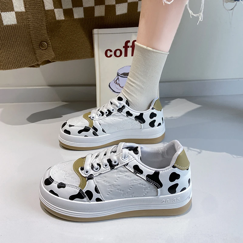 

Женские кроссовки на платформе, теннисные женские кроссовки на толстой подошве с розами, модные повседневные кроссовки для тренировок с кр...