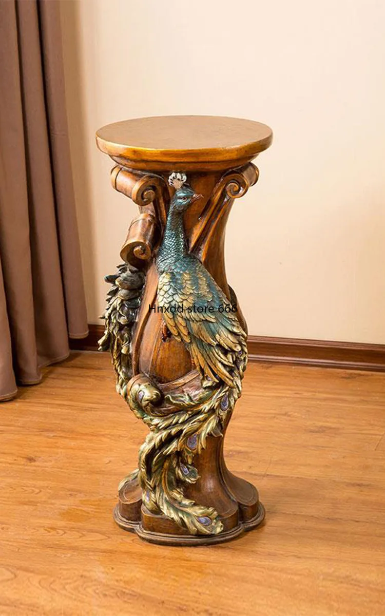 Украшение в виде павлиньих римских Колон от пола до фотошкафа