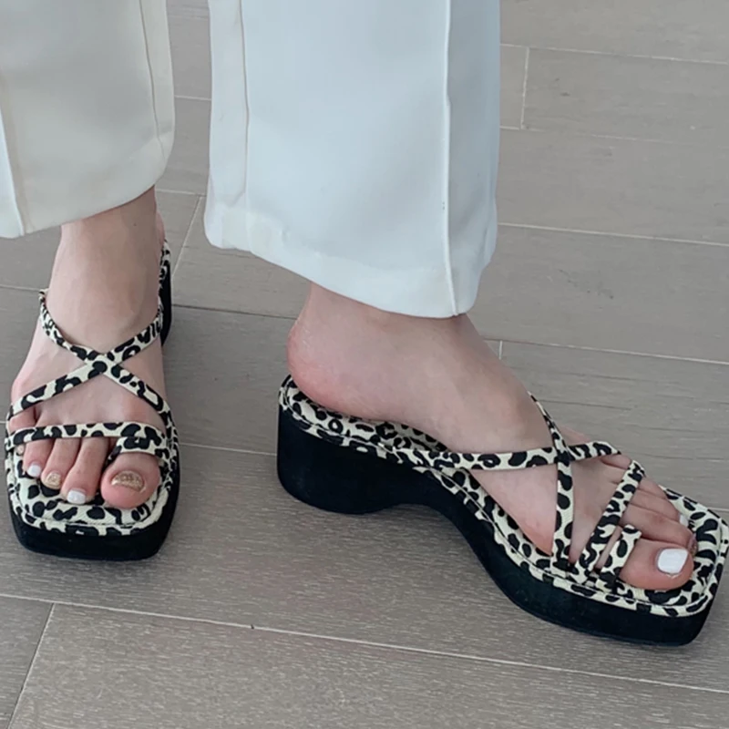 

Шлепанцы женские на плоской подошве, с квадратным носком