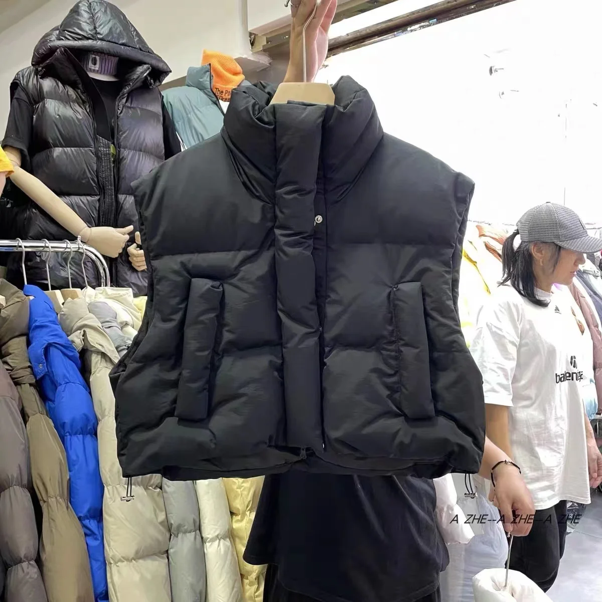 Женская короткая жилетка на молнии из хлопка без рукавов с подкладкой в