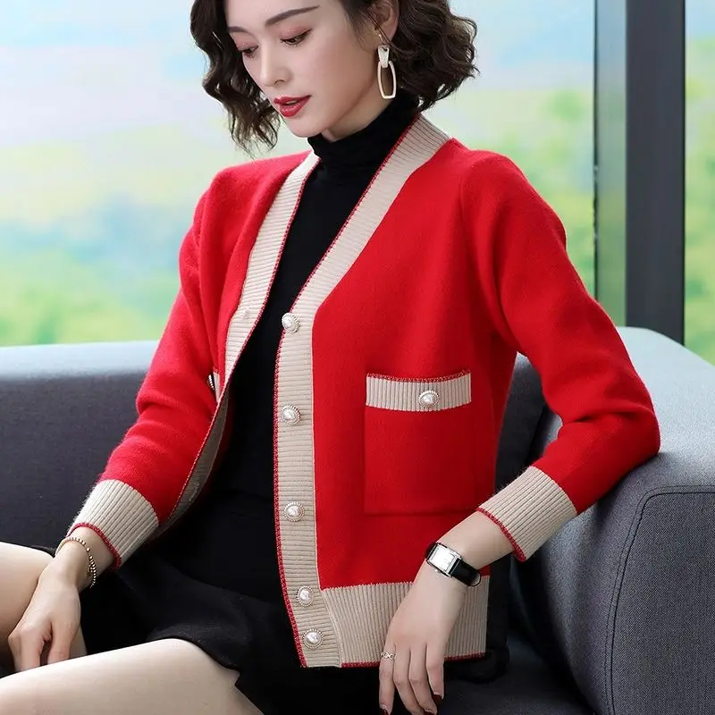 Модный вязаный кардиган с V-образным вырезом и карманами на пуговицах свитеры