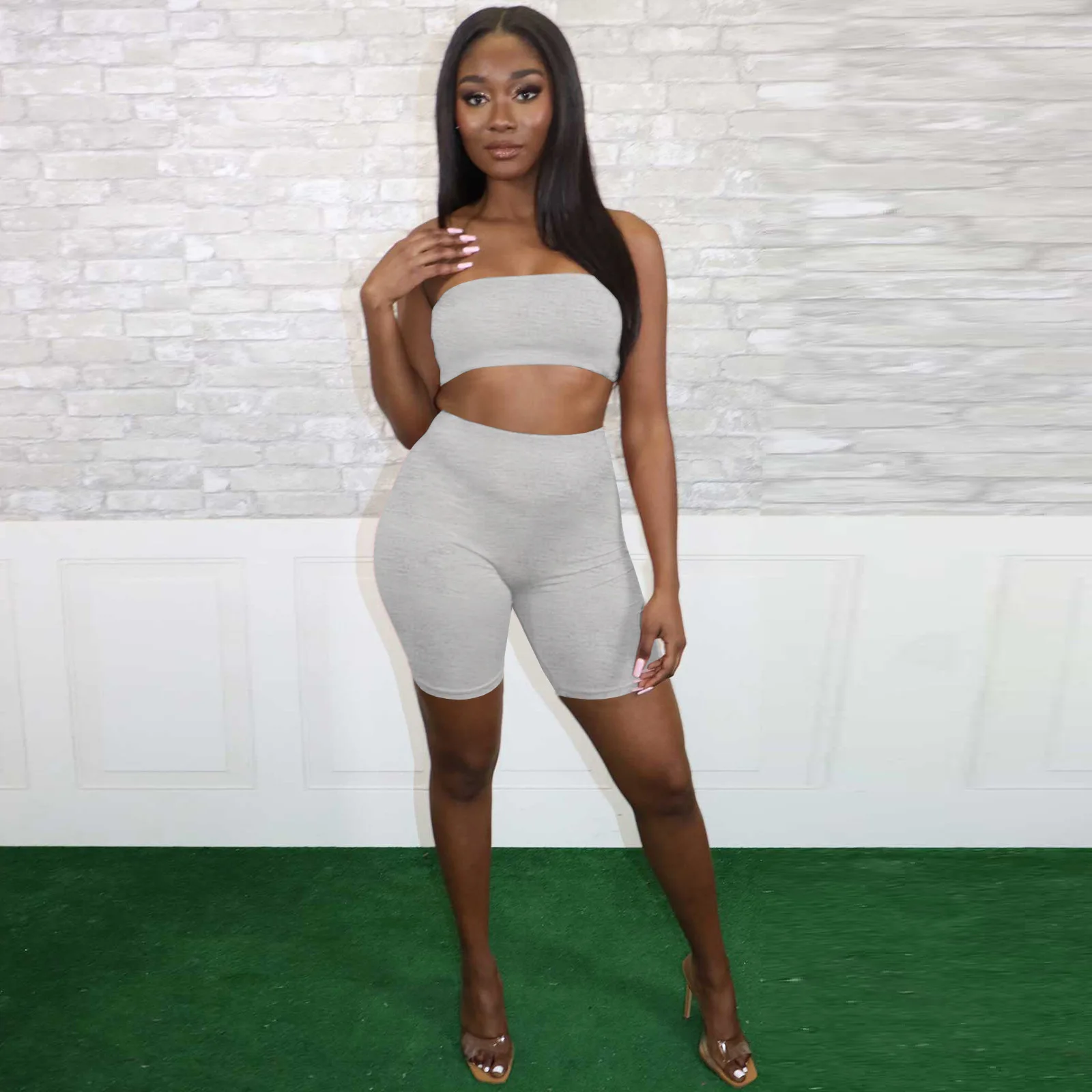 Костюм женский летний из топа и шортов без бретелек |