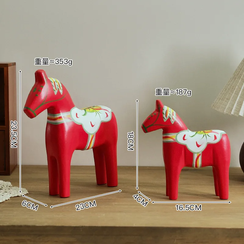 Деревянные статуи лошадей Dala красные