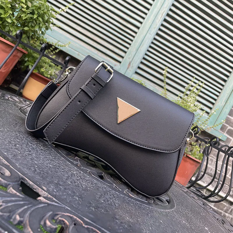 

2022 New Product Baguette Bag for Women Solid Color Retro Triangle Hardware Lock Shoulder Bags Luxury Designer Handbags Gg Cc