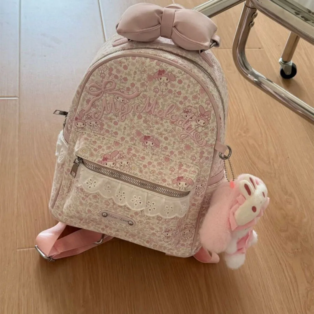 Фото Милый розовый мини-рюкзак My Melody с цветочным принтом по всей поверхности, повседневный городской рюкзак с мультяшным бантом и плюшевым брелоком, маленькая школьная сумка №1