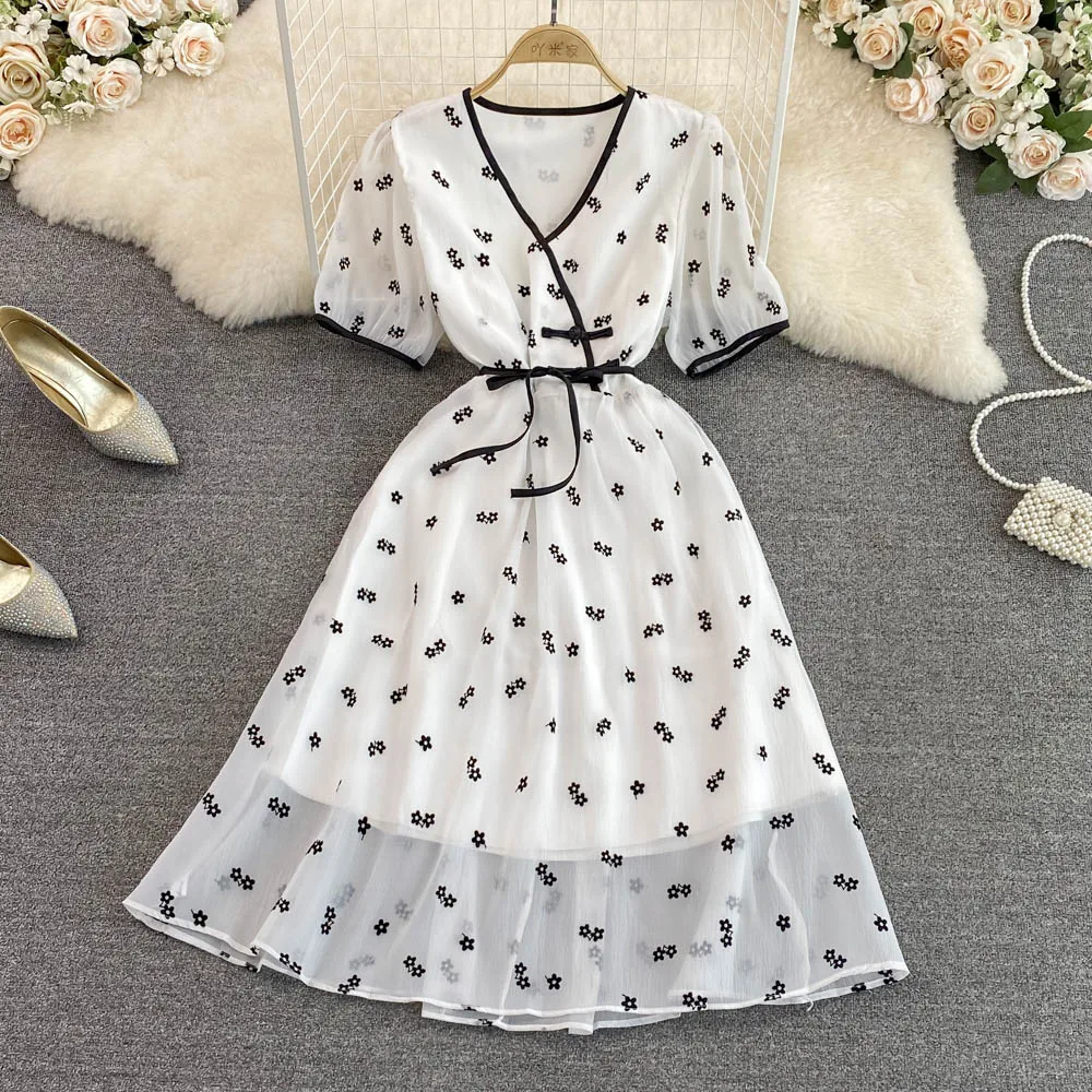 

2022 Summer French Retro Temperament Bubble Short-sleeved V-neck Chinese Plate Buckle Waist-skimming Printed A-line Dress