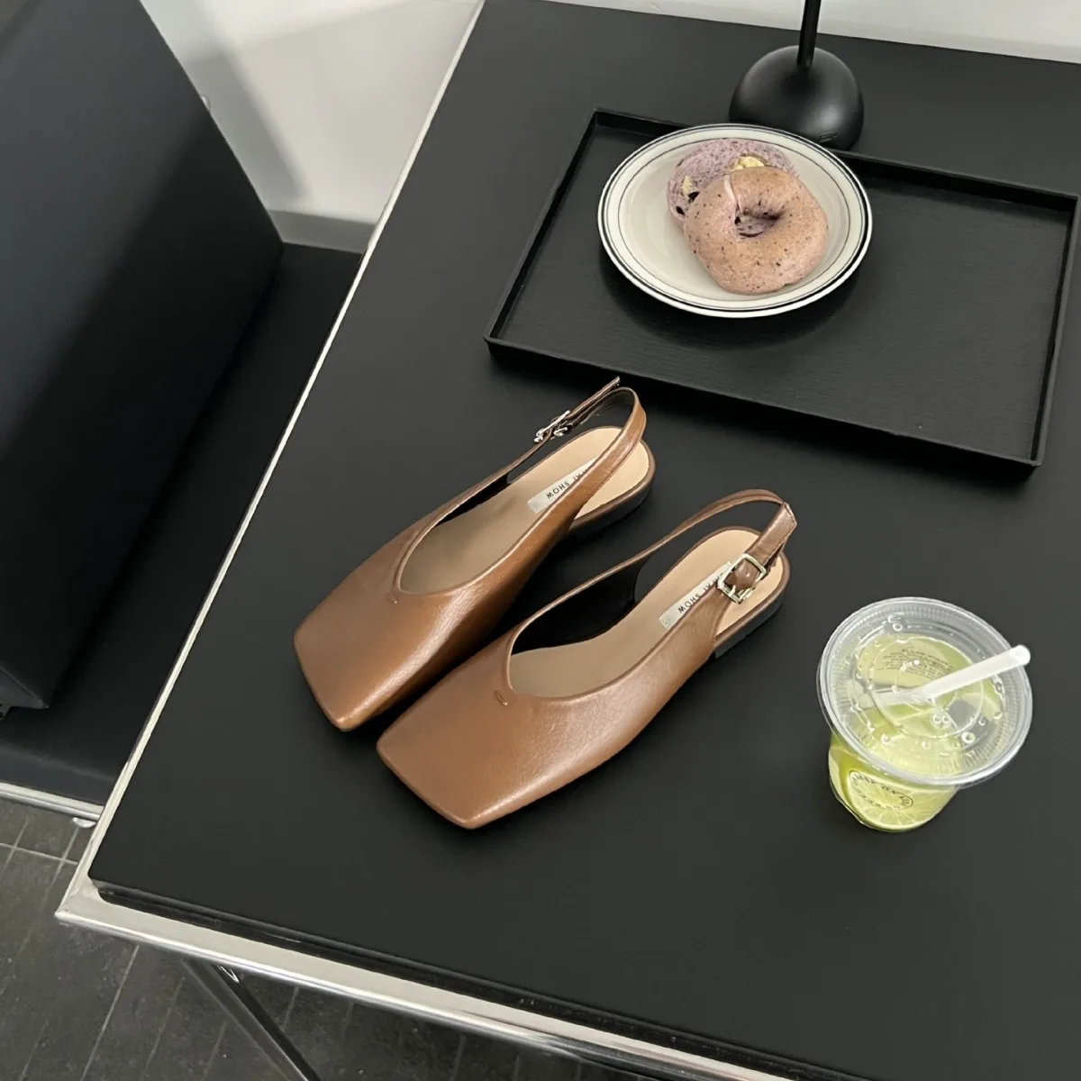 Туфли женские на плоской подошве с квадратным носком и ремешками